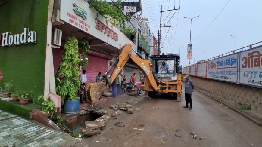 बारिश में जलभराव पर निगम की सख्ती, मोवा ओवरब्रिज के नीचे नाले पर बने 6 अवैध पाट तोड़े