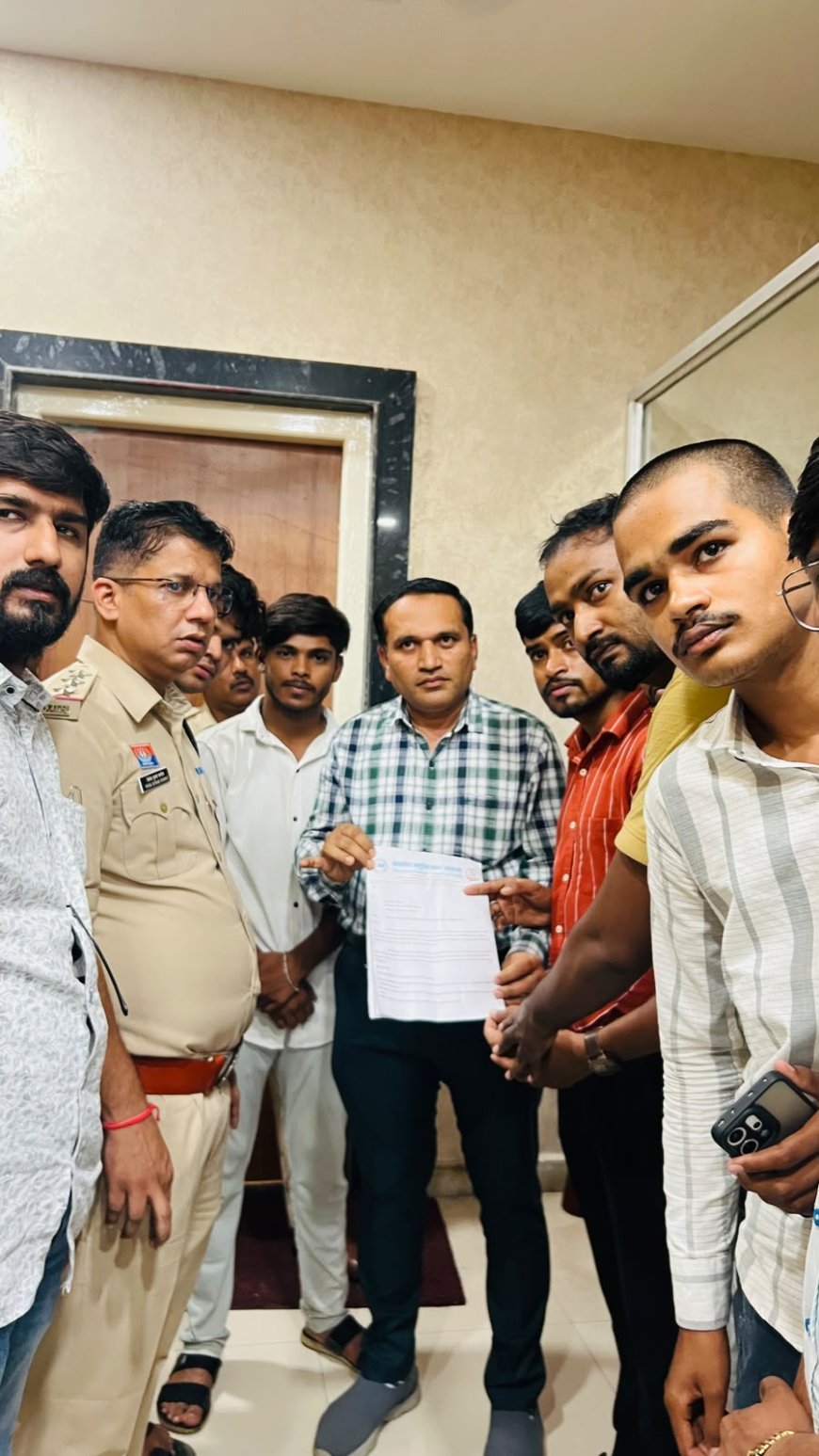 परीक्षा अव्यवस्था पर NSUI का हल्ला बोल, पंडित सुंदरलाल शर्मा मुक्त विश्वविद्यालय का किया घेराव