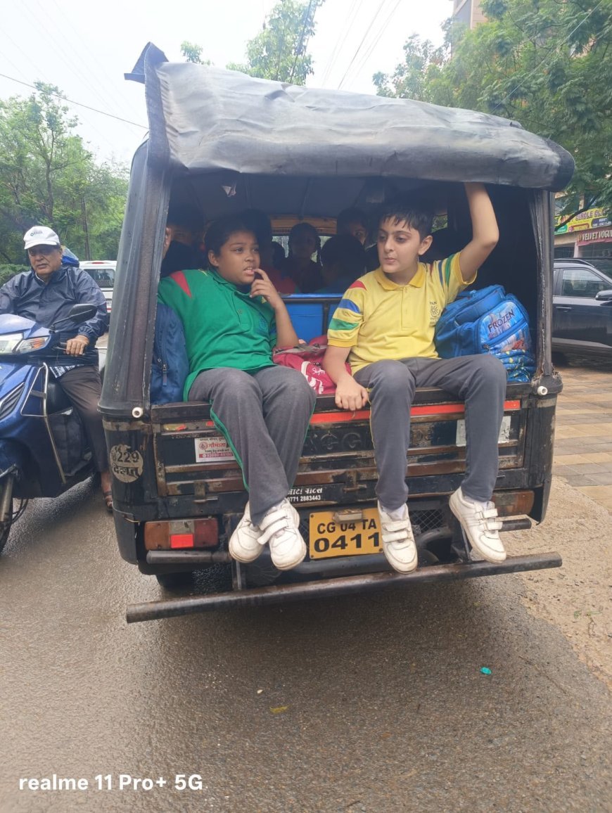स्कूली बच्चों की सुरक्षा के लिए रायपुर यातायात पुलिस का अभियान, ओवरलोड ऑटो-ई-रिक्शा पर कार्रवाई