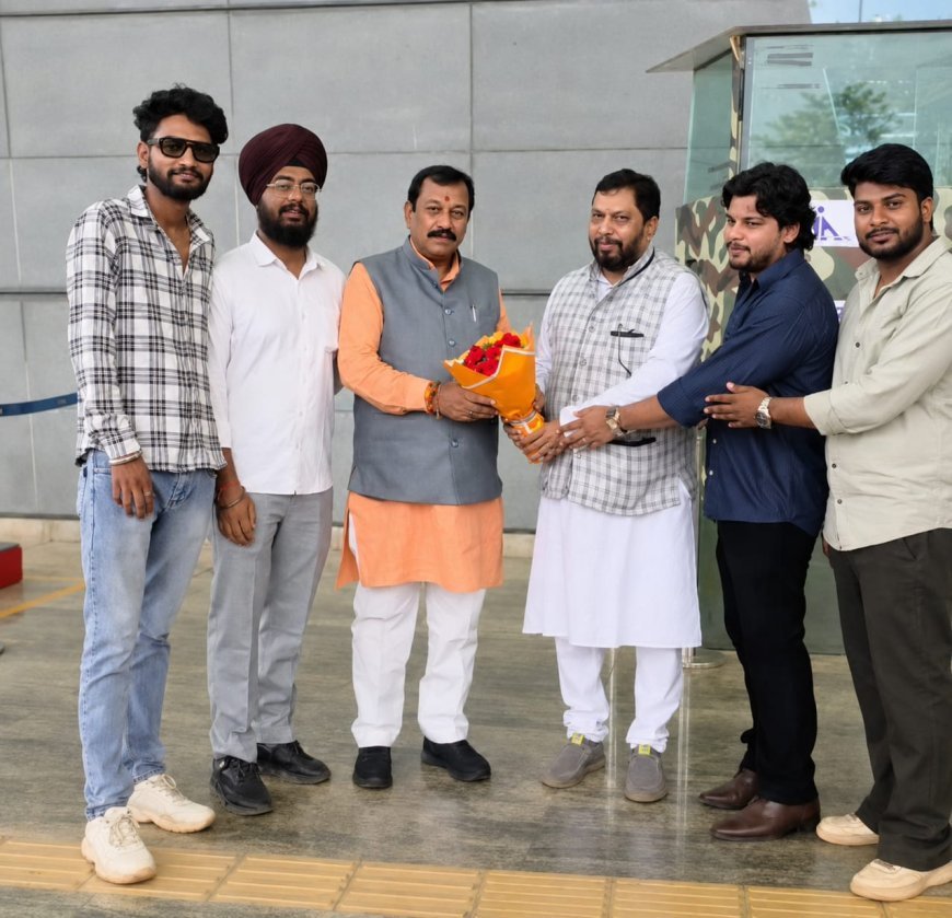 रायपुर एयरपोर्ट से विजय बघेल को राष्ट्रपति प्रतिनिधिमंडल के सदस्य के रूप में विदेश यात्रा पर दी गई विदाई