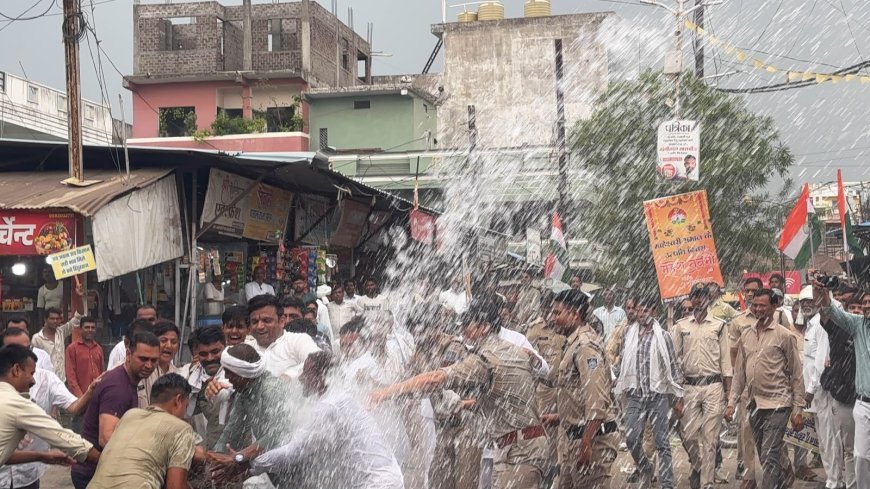 कन्नौद में मूंग तुलाई को लेकर कांग्रेस का हल्लाबोल, पुलिस ने वाटर कैनन चलाकर रोका प्रदर्शन