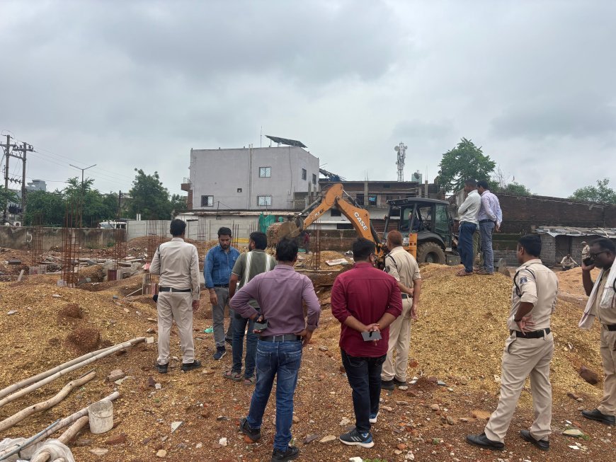 रायपुर निगम की बड़ी कार्रवाई: मानसपुरम में 2000 वर्गफीट के अवैध व्यावसायिक निर्माण पर चला बुलडोजर, 12 कॉलम तोड़े**