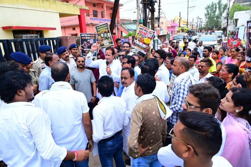 महंगी बिजली और स्मार्ट मीटर के विरोध में विकास उपाध्याय ने किया बिजली कार्यालय का घेराव