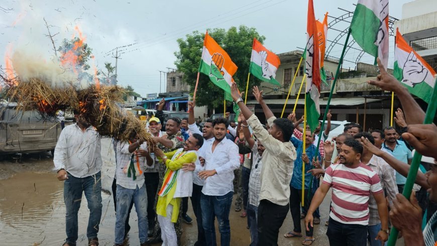 राहुल गांधी की गिरफ्तारी के विरोध में सुकमा में कांग्रेस का प्रदर्शन, प्रधानमंत्री का पुतला दहन