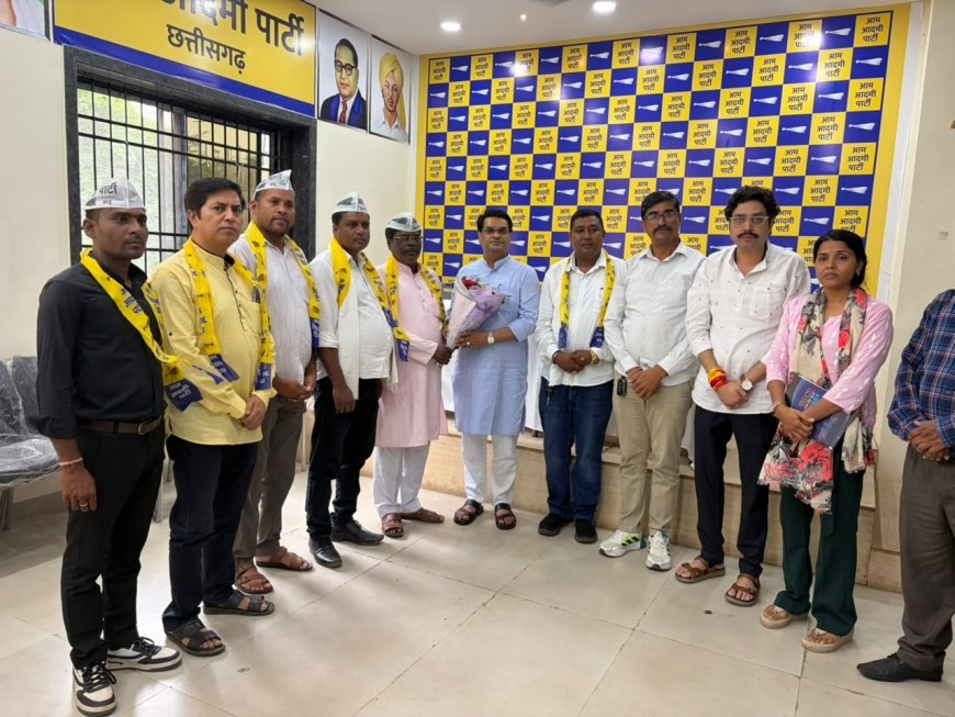 आम आदमी पार्टी में कई सामाजिक और राजनीतिक कार्यकर्ता शामिल, मुकेश अहलावत ने दिलाई सदस्यता
