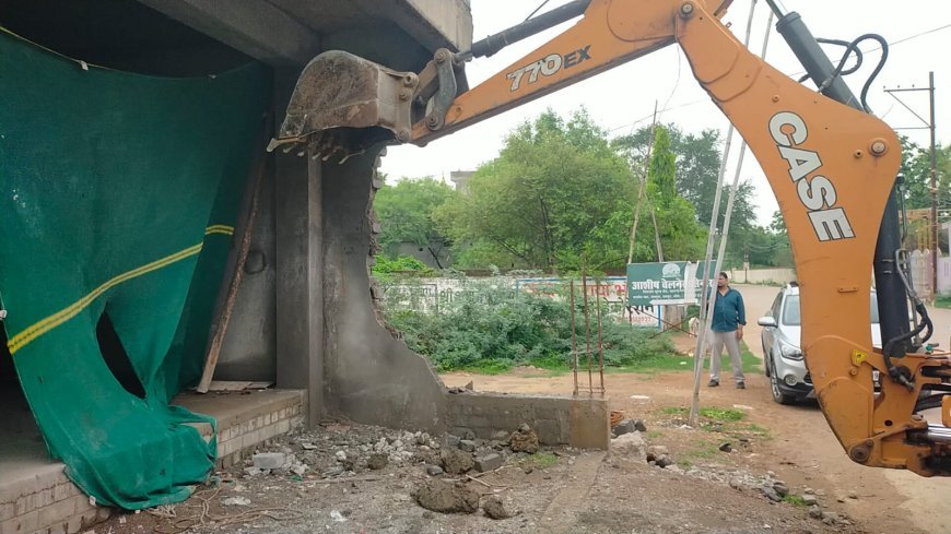 रायपुरा में 2204 वर्गफीट अवैध निर्माण पर चला निगम का बुलडोजर, विभिन्न वार्डों में 8500 रुपये का ई-चालान