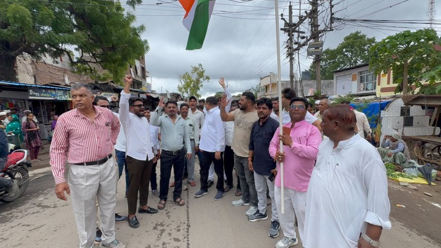 आज़ाद कुटिया में कांग्रेस का विशाल धरना-प्रदर्शन, महेश पटेल के नेतृत्व में सैकड़ों कार्यकर्ता जुटे