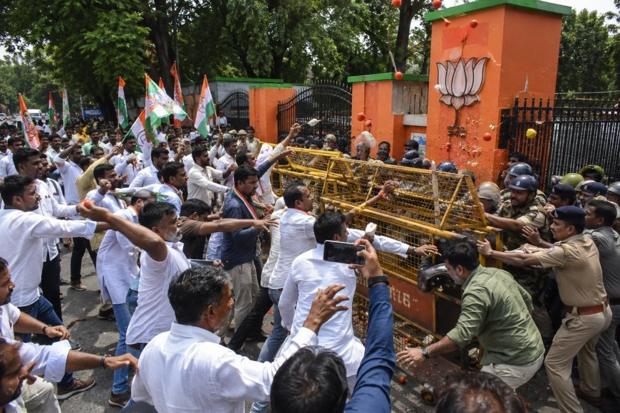 रांची में भाजपा कार्यालय के बाहर कांग्रेस-भाजपा कार्यकर्ताओं के बीच झड़प, टमाटर, अंडे और पथराव से बढ़ा तनाव