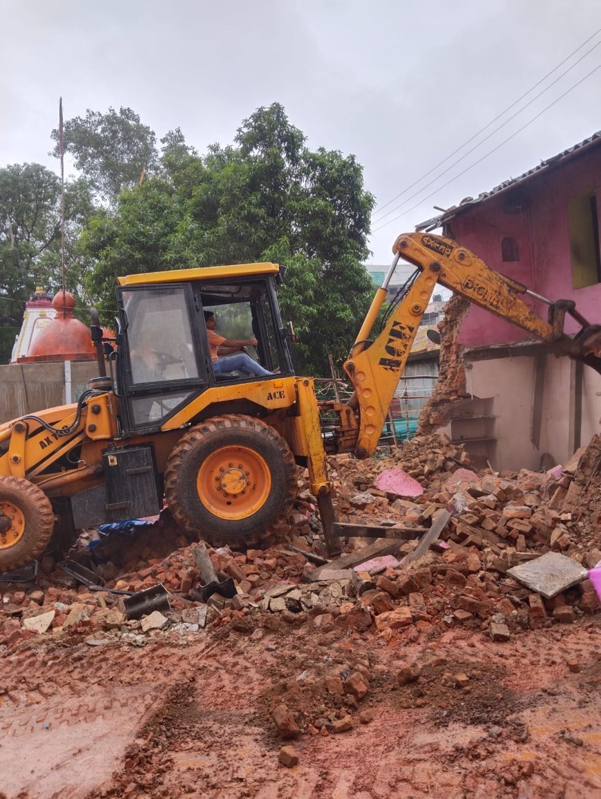 रायपुर रेलवे स्टेशन मार्ग पर जर्जर भवन हटाया गया, नगर निगम ने जनसुरक्षा के लिए की कार्रवाई