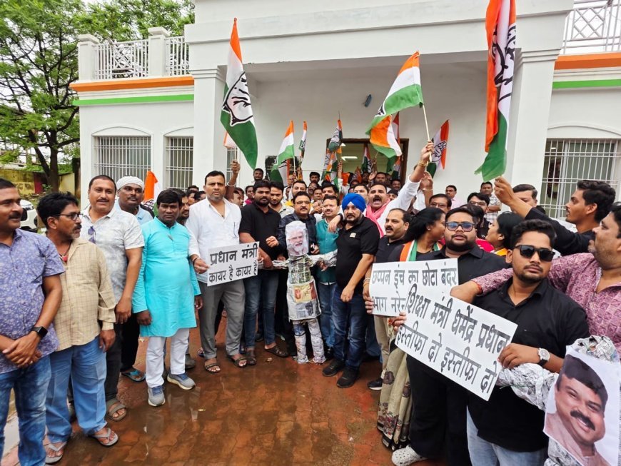 महासमुंद में कांग्रेस का उग्र प्रदर्शन: विधायक द्वारकाधीश यादव के नेतृत्व में फूटा युवाओं का आक्रोश,   फूंका प्रधानमंत्री का पुतला