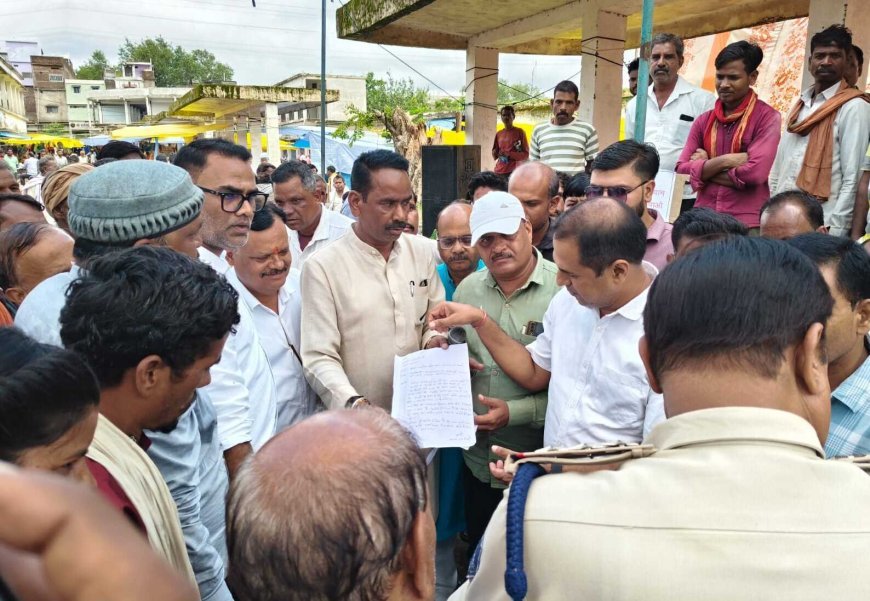 केसली में पशु बाजार बचाने और खाद संकट को लेकर प्रदर्शन, राष्ट्रपति के नाम सौंपा ज्ञापन