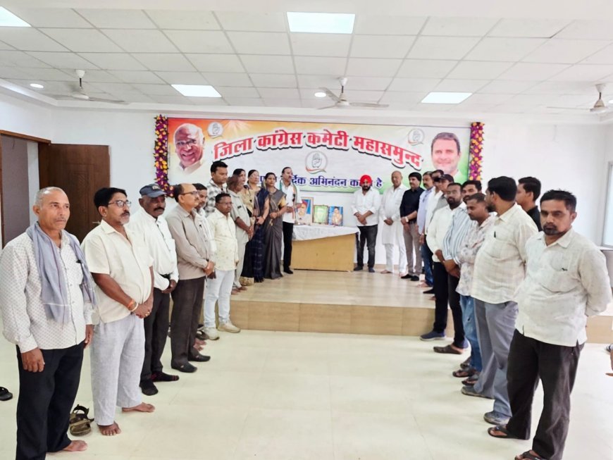 महासमुंद कांग्रेस भवन में तिलक, चंद्रशेखर आज़ाद और बिसाहूदास महंत को श्रद्धांजलि, महापुरुषों के आदर्शों पर चलने का लिया संकल्प