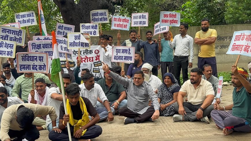 नीट पेपर लीक के विरोध में कठ्ठीवाड़ा में युवाओं का प्रदर्शन, राष्ट्रपति के नाम सौंपा ज्ञापन