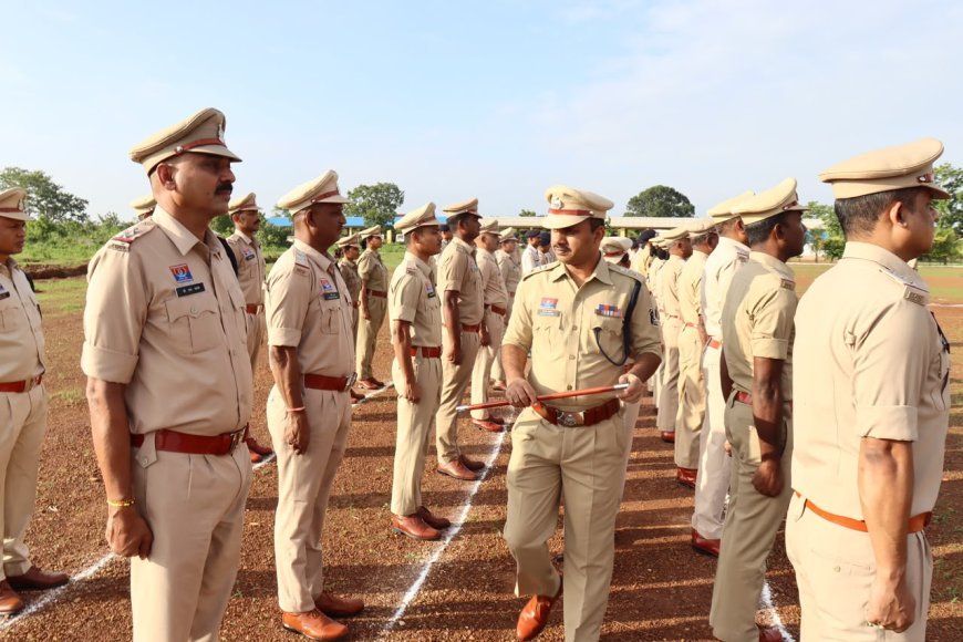 बालोद में साप्ताहिक जनरल परेड का निरीक्षण, पुलिस अधीक्षक किरण गंगाराम चव्हाण ने अनुशासन और फिटनेस पर दिया जोर