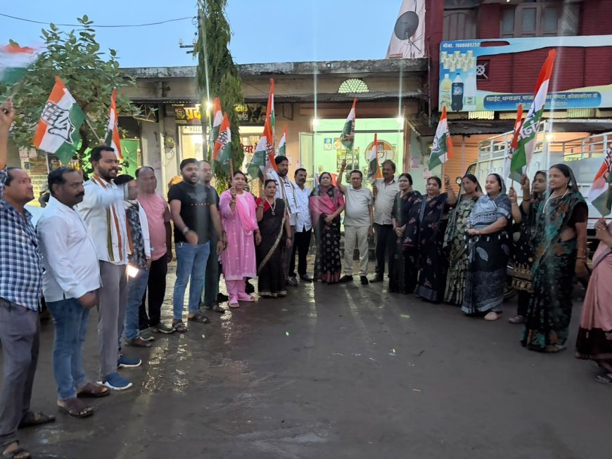 केंद्रीय शिक्षा मंत्री के इस्तीफे के बाद कांग्रेस कार्यकर्ताओं ने जताई खुशी