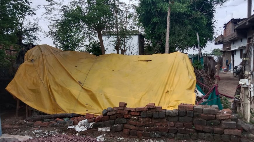 तिरपाल के नीचे गुजर रही मनहरण विश्वकर्मा की जिंदगी, ग्रामीणों ने पीएम आवास योजना में प्राथमिकता देने की उठाई मांग