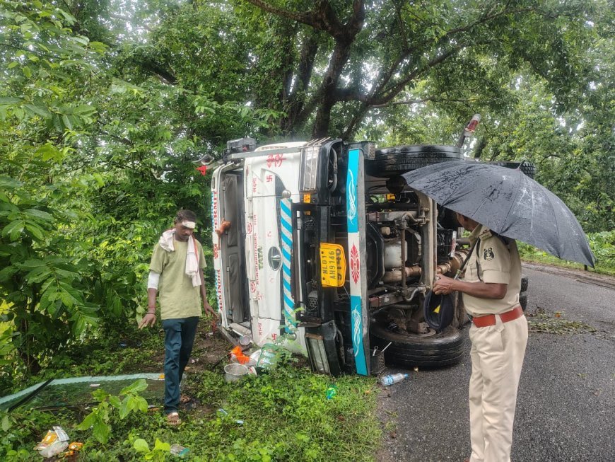 दंतेवाड़ा में दो बड़े सड़क हादसे, ट्रेलर पलटने से यातायात बाधित, बस दुर्घटना में 5 घायल