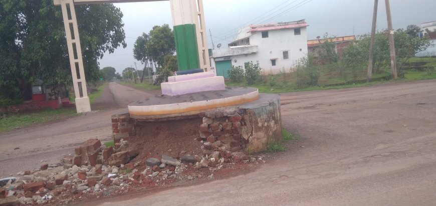 खुरसुनी चौक का जर्जर अटल स्मारक बना हादसों का कारण, ग्रामीणों ने की तत्काल मरम्मत की मांग