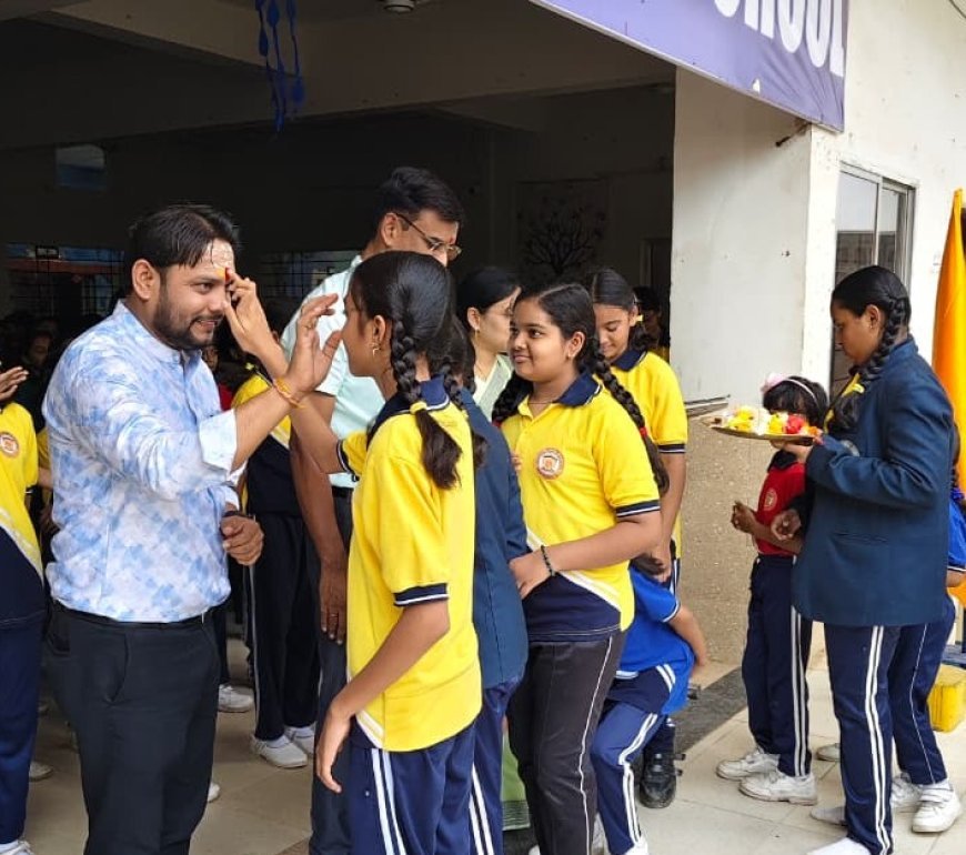 "गुरु पूर्णिमा पर अशोका पब्लिक स्कूल में भक्ति,संस्कृति और गुरु वंदना का अनुपम संगम,जय गुरुदेव के उद्घोष से गूंजा विद्यालय परिसर"