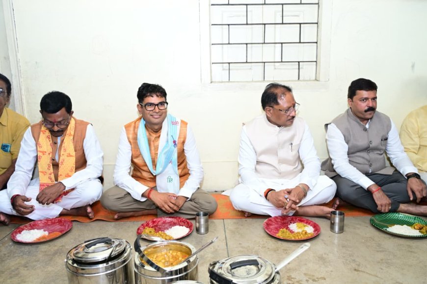 गुरु पूर्णिमा पर बनोरा अघोर गुरु पीठ पहुंचे मुख्यमंत्री विष्णु देव साय, श्रद्धालुओं संग पंगत में बैठकर ग्रहण किया भंडारा प्रसाद