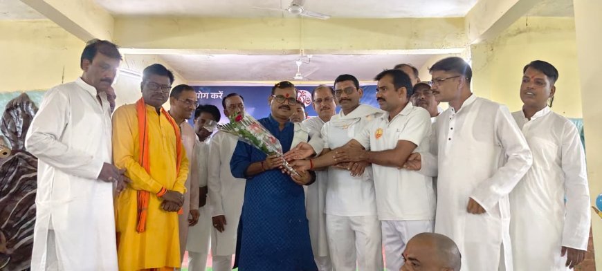 पतंजलि योग समिति ने श्रद्धा और भक्ति के साथ मनाया गुरु पूर्णिमा महोत्सव, योग गुरु सुरेश चंद्रवंशी का हुआ सम्मान