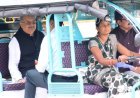 ई-रिक्शा चालक सरिता वर्मा के रिक्शे में बैठे विधानसभा अध्यक्ष डॉ. रमन सिंह, श्रमिक महिलाओं का बढ़ाया उत्साह