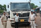सड़क पर खतरनाक तरीके से खड़े दो 12 चक्का ट्रक जब्त, वाहन चालकों पर मामला दर्ज