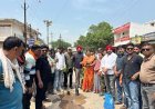 पटरी पार संघर्ष मोर्चा का सड़क निर्माण को लेकर धरना, तहसीलदार ने ज्ञापन लेकर दिया कार्रवाई का आश्वासन