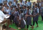 शिक्षक की विदाई पर छलके बच्चों के आंसू, गुरु-शिष्य के रिश्ते की भावुक तस्वीर आई सामने