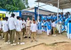 सिलफिली में स्कूल के गेट पर ताला लगाकर छात्रों ने किया प्रदर्शन, प्राचार्य पर अभद्रता के आरोप