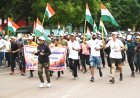 तिरंगा लहराते हुए अधिकारी-कर्मचारियों, युवाओं और स्कूली बच्चों ने लगाई स्वतंत्रता दौड़