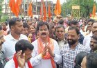 भारी बारिश में भी नहीं डगमगाए कदम, 57 सूत्रीय मांगों को लेकर मजदूरों का प्रदर्शन