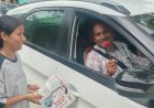 “एक गुलाब – एक संकल्प” अभियान से दंतेवाड़ा में सड़क सुरक्षा का संदेश, वाहन चालकों ने लिया यातायात नियमों के पालन का संकल्प