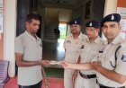 ड्यूटी जाते समय मिली ₹60,500 की रकम आरक्षकों ने मालिक को लौटाई, ईमानदारी की मिसाल पेश की