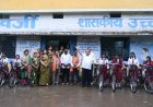 बेटियों के हाथों में साइकिल, पुरन्दर मिश्रा ने दी उज्ज्वल भविष्य की सौगात
