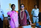 नवपदस्थ कलेक्टर तुलिका प्रजापति का बैगा महिला श्रीबाई ने पारंपरिक बीरन माला पहनाकर किया आत्मीय स्वागत