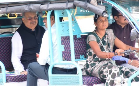 ई-रिक्शा चालक सरिता वर्मा के रिक्शे में बैठे विधानसभा अध्यक्ष डॉ. रमन सिंह, श्रमिक महिलाओं का बढ़ाया उत्साह