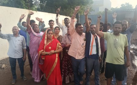 बजरंग पावर प्लांट के खिलाफ टंडवा पंचायत का उग्र विरोध, गेट नंबर-2 पर धरना; जेसीबी से सड़क खोदकर जताया आक्रोश