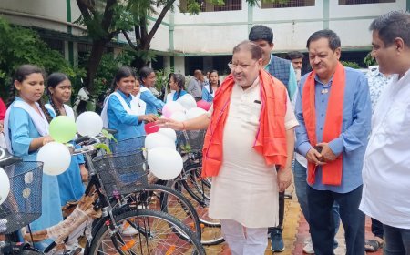 रायपुर दक्षिण विधायक सुनील सोनी ने छात्राओं को वितरित की साइकिल, शिक्षा के लिए किया प्रेरित