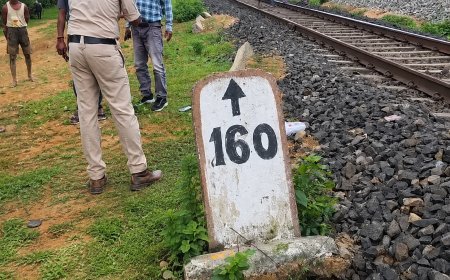 रेलवे ट्रैक पर मिला अज्ञात युवक का शव, ट्रेन से गिरकर मौत की आशंका