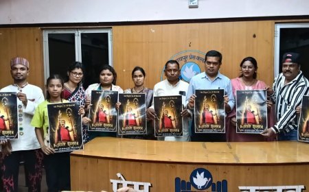 स्वर्गीय तीजन बाई की स्मृति में आयोजित 'आरुग सम्मान समारोह' का पोस्टर रायपुर प्रेस क्लब में विमोचित