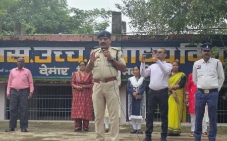 धमतरी के देमार स्कूल में पुलिस का जागरूकता अभियान, विद्यार्थियों को नशामुक्ति, साइबर सुरक्षा और सड़क सुरक्षा का दिया संदेश