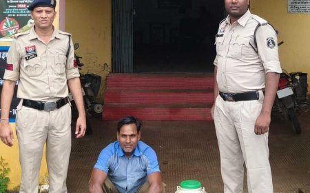 पिथौरा क्षेत्र में अवैध महुआ शराब पर पुलिस की कार्रवाई, 10 लीटर शराब जब्त