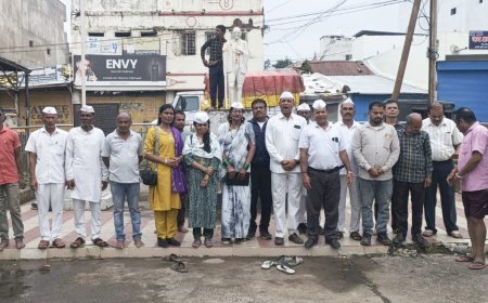 भारत छोड़ो आंदोलन की गूंज: गांधी गंज पहुंचा कांग्रेस सेवादल, महात्मा गांधी की प्रतिमा पर अर्पित की पुष्पांजलि