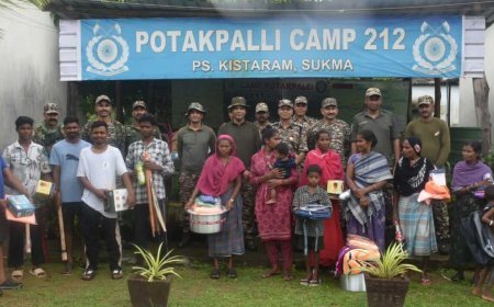212 बटालियन सीआरपीएफ ने विश्व आदिवासी दिवस पर ग्रामीणों के बीच बांटी जरूरत की सामग्री