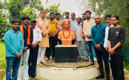 शहीद परिवार को तिरंगा और श्रीफल भेंट कर किया सम्मान, भाजयुमो जिला अध्यक्ष उमंग पांडेय ने शहीद नरेंद्र शर्मा के बलिदान को किया नमन