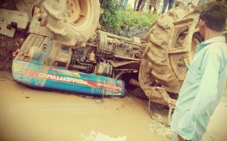 गरियाबंद में ट्रैक्टर पलटने से हादसा, कीचड़ में दबने से चालक की मौत