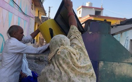 घर-घर पहुंचकर स्वच्छता के लिए लोगों को जागरूक कर रहे स्वच्छाग्रही