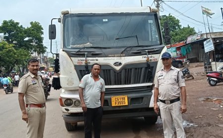 सड़क पर खतरनाक तरीके से खड़े दो 12 चक्का ट्रक जब्त, वाहन चालकों पर मामला दर्ज