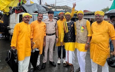 भारी बारिश के बीच जमकुंडा में धूमधाम से मनाया गया विश्व आदिवासी दिवस, प्रकृति संरक्षण और शिक्षा का लिया संकल्प